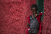 <p><strong>2018 – Etiopia – Harar</strong></p>
<p>Harar, la <strong>città proibita</strong>, la quarta città santa più importante nel mondo musulmano, dopo Mecca, Medina e Gerusalemme, e centro di tradizioni islamiche che racconta una Etiopia differente, come se già l’Etiopia con le sue 83 lingue, 230 dialetti e le numerose etnie non abbiano reso abbastanza chiaro questo concetto.</p>
<p>Harar è affascinante con le sue vie tortuose e labirintiche dai muri colorati, dipinti di fucsia, rosso e verde menta, e con i suoi edifici di architettura indiana: è ammaliante lasciarsi condurre dal profumo delle spezie, reso più intenso dal sole infuocato.</p>